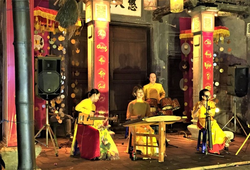 Un programme de musique traditionnelle des artistes du Centre de musique traditionnelle Thang Long. Photo : Anh linh.