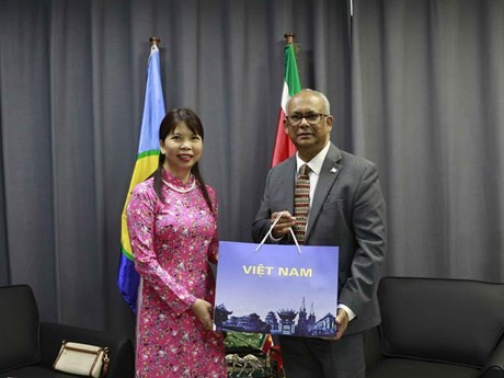 L'ambassadrice du Vietnam au Suriname Pham Thi Kim Hoa et le ministres des Affaires étrangères, du Commerce et de la Coopération internationale Albert Ramdin. Photo : VNA.