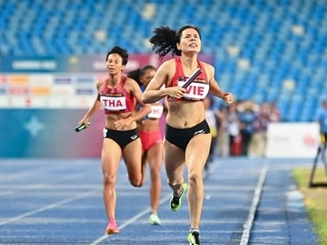 Nguyên Thi Huyên et ses coéquipières décrochent la médaille d'or dans l’épreuve de 4x40 m pour féminin. Photo : dantri.com.vn