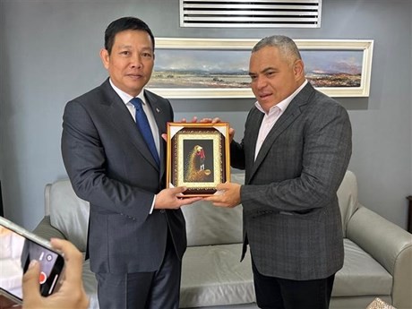 L'ambassadeur du Vietnam au Venezuela, Vu Trung My (à gauche) et le gouverneur de l'État de Lara, Aldofo Pereira. Photo : VNA.