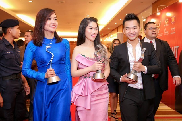 La réalisatrice Hông Anh et les acteurs Ngoc Thanh Tâm et Pham Hông Phuoc à l’AIFFA 2017. Photo : baoquocte.vn