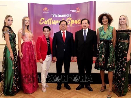 Le ministre vietnamien des Affaires étrangères, Bùi Thanh Son (au centre), le vice-ministre de la Culture, des Sports et du Tourisme, Ta Quang Dông (3e, à droite) et le styliste La Hông (3e, à gauche) lors du programme "Journée vietnamienne en Autriche". Photo : VNA.