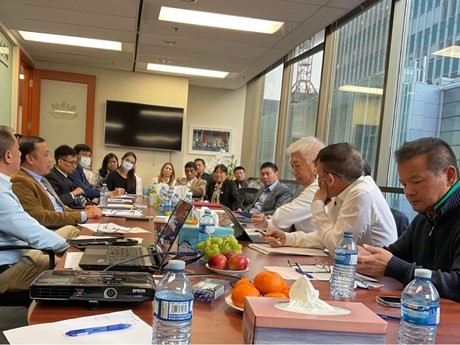 Les membres de l’Association des Entrepreneurs Vietnam - Canada réunis avec le consul général du Vietnam à Vancouver, Nguyên Quang Trung (au centre, à gauche). Photo : VNA.