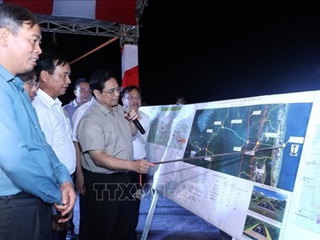 Le Premier ministre Pham Minh Chinh inspecte un projet de transport. Photo : VNA.