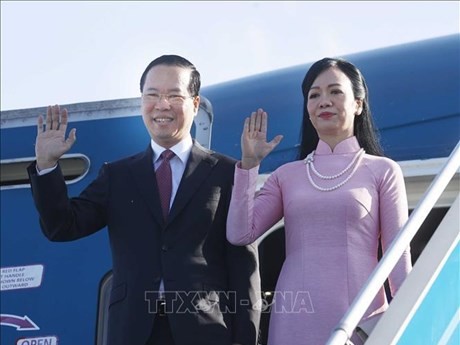 Le Président Vo Van Thuong et son épouse Phan Thi Thanh Tâm quittent l’aéropport international de Nôi Bài, à Hanoi, pour une tournée en Autriche, en Italie et au Vatican, le 23 juillet. Photo: VNA
