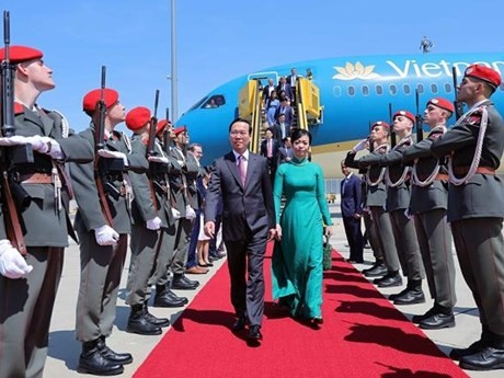 Le Président Vo Van Thuong et son épouse, à la tête d'une haute délégation vietnamienne, à l'aéroport international de Vienne. Photo : VNA.