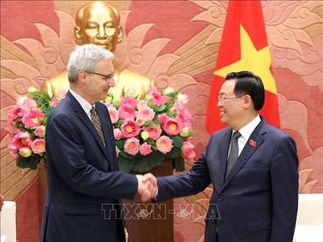 Le Président de l'Assemblée nationale, Vuong Dinh Huê (à droite) et l'ambassadeur de France au Vietnam, Nicolas Warnery. Photo : VNA.