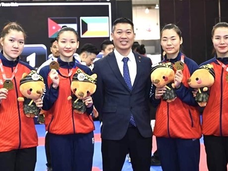 Le Vietnam a rempoté la médaille d’or dans le combat par équipe féminin aux Championnats d'Asie de karaté 2023. Photo: TTVN