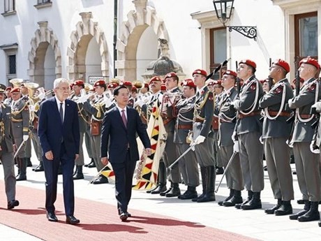 Cérémonie d'accueil officielle du Président vietnamien, Vo Van Thuong, et de son épouse en visite officielle en Autriche. Photo : VNA.