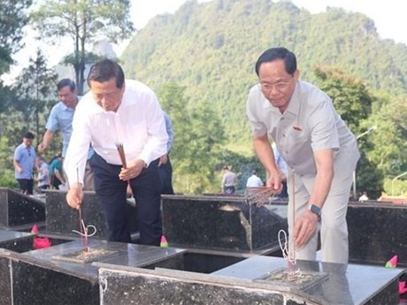 Le vice-président de l’AN Trân Quang Phuong remet des cadeaux aux personnes méritantes à Cao Bang. Photo : VNA.