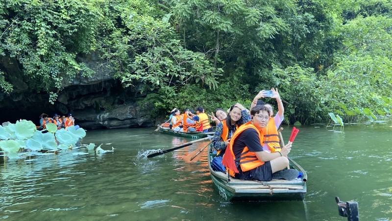 Les jeunes Viêt kiêu sont ravis d’avoir pu faire du kayak et contempler les paysages à Tràng An. Photo : thoidai.com.vn