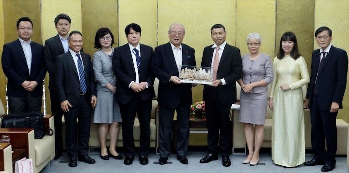 Le vice-président permanent du comité populaire de la ville de Dà Nang, Hô Minh Ky, remet un cadeau à Takebe Tsutomu, conseiller spécial du Groupe d’amitié parlementaire Japon — Vietnam. Photo : thoidai.com.vn