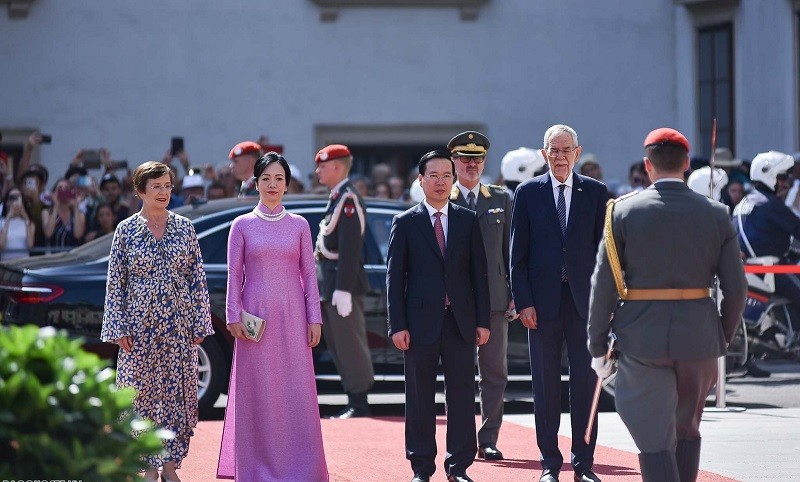 La cérémonie d'accueil officielle du Président Vo Van Thuong et de son épouse en Autriche. Photo : baoquocte.vn