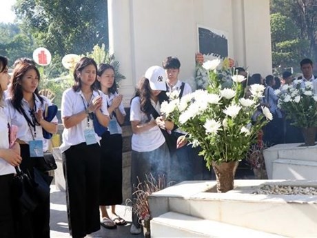 Des jeunes Vietnamiens d'outre-mer rendent hommage aux martyrs héroïques au carrefour de Dông Lôc. Photo : VNA.