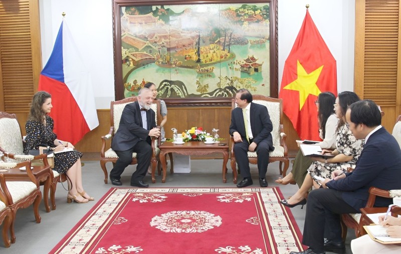 Le vice-ministre de la Culture, des Sports et du Tourisme, Ta Quang Dông reçoit l’ambassadeur de la République tchèque au Vietnam, Hynek Kmonicek. Photo : bvhttdl.