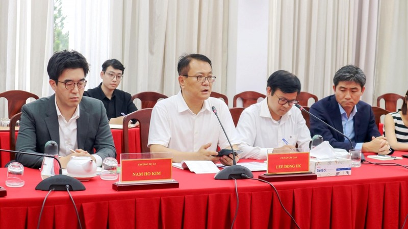 Les dirigeants du Comité populaire de la ville de Cân Tho ont eu mercredi une séance de travail avec une délégation du groupe sud-coréen SK, dirigée par le conseiller principal, Lee Dong Uk. Photo : thoidai.com.vn