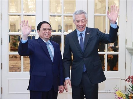 Le Premier ministre singapourien, Lee Hsien Loong (à droite) et le Premier ministre vietnamien, Pham Minh Chinh (à gauche), à Singapour, le 9 février 2023. Photo : VNA.