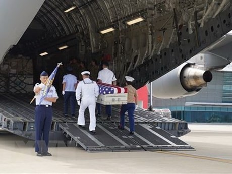 Cérémonie de rapatriement des restes d'un soldat américain porté disparu pendant la guerre au Vietnam à l'aéroport international de Dà Nang. Photo : VNA.