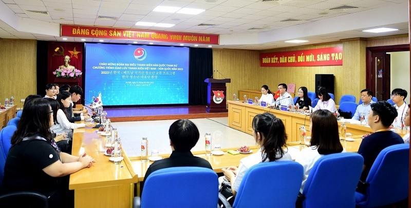 Nguyên Thi Ngà, secrétaire générale et présidente du Bureau du Comité national de la jeunesse du Vietnam, reçoit la délégation sud-coréenne. Photo : thoidai.com.vn
