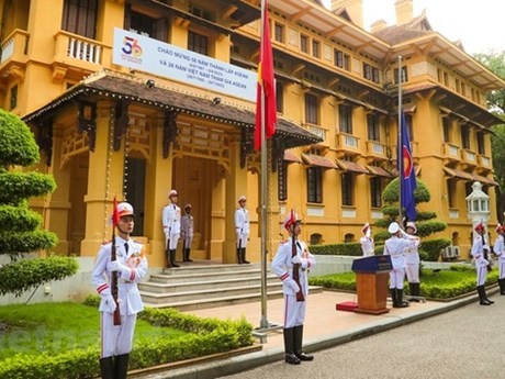 Cérémonie de levée du drapeau en l’honneur du 56e anniversaire de la fondation de l'ASEAN. Photo : VNA.