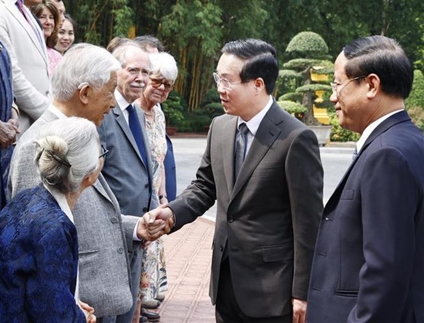 Le Président Vo Van Thuong et des scientifiques internationaux et vietnamiens. Photo: VNA