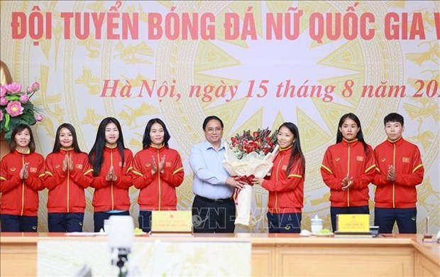 Le Premier ministre Pham Minh Chinh et des footballeuses vietnamiennes. Photo : VNA.