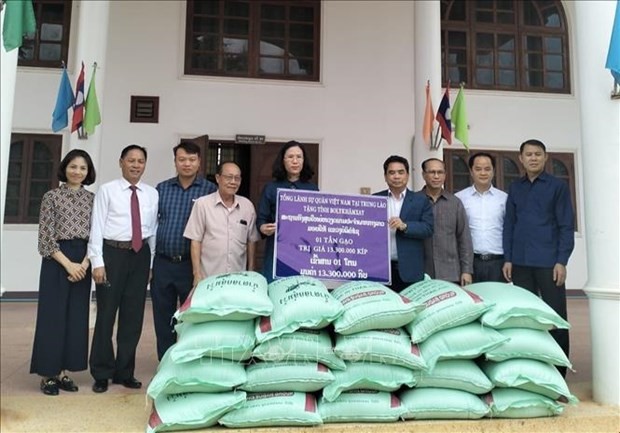 La délégation du consulat général du Vietnam à Savannakhet remet des aides à la province de Bolykhamxay (Laos). Photo : VNA