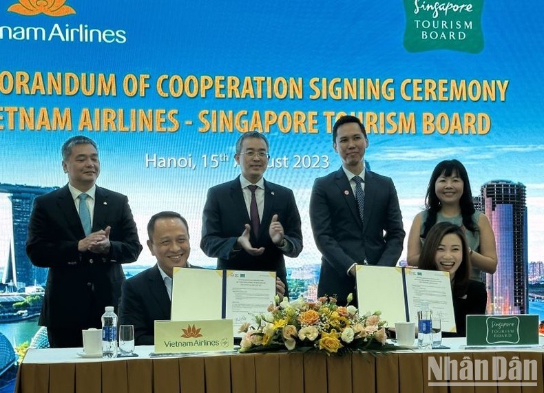 Vietnam Airlines et l’Office du Tourisme de Singapour ont signé un accord de coopération pour la période 2023 - 2025. Photo : NDEL.