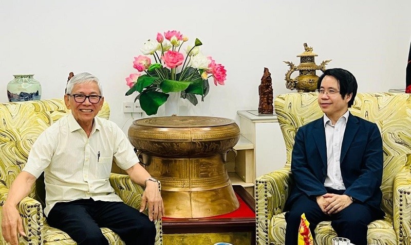 L'ambassadeur du Vietnam au Brunei, Trân Anh Vu, (à droite) reçoit Trân Van Dung, directeur général de la Baseafood. Photo : baoquocte.vn