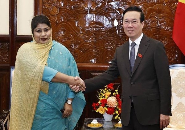 Le Président Vo Van Thuong reçoit Mme Samina Naz, ambassadrice du Bangladesh au Vietnam. Photo : VNA.