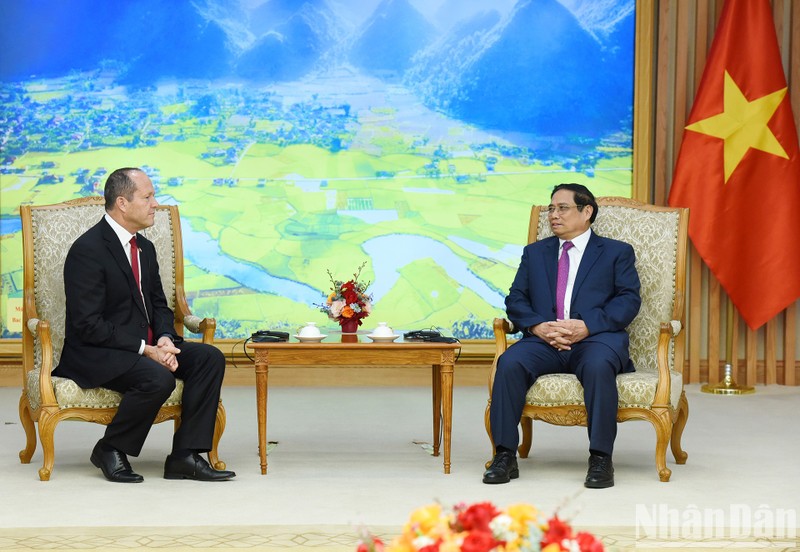 Le Premier ministre vietnamien, Pham Minh Chinh (à droite) et le ministre israélien de l’Économie et de l’Industrie, Nir Barkat à Hanoi, le 16 août. Photo : NDEL.