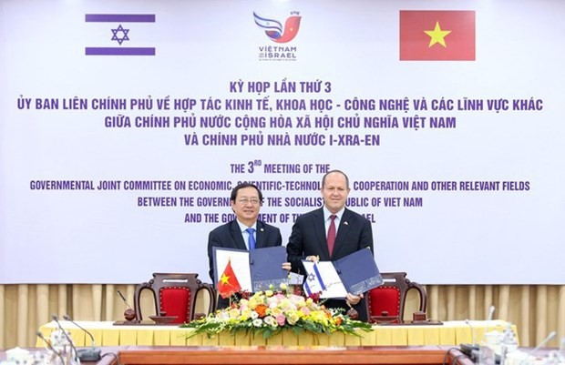 Le ministre vietnamien des Sciences et des Technologies, Huynh Thành Dat (à gauche) et le ministre israélien de l’Économie et de l’Industrie Nir Barkat signent le le procès-verbal de la 3e session de la 3e session de leur Commission intergouvernementale. Photo : VNA.