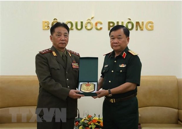 Le vice-ministre vietnamien de la Défense, Hoàng Xuân Chiên (à droite) et le colonel Kim Myong Chol, attaché de défense de la République populaire démocratique de Corée (RPDC) au Vietnam, à Hanoi, le 17 août. Photo : VNA.