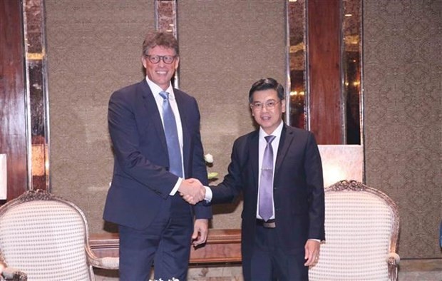 Le vice-président du Conseil populaire de Hô Chi Minh-Ville, Nguyên Van Dung (à droite) et le membre du conseil d’administration de Siemens AG et PDG de Smart Infrastructure, Matthias Rebellius. Photo : VNA.