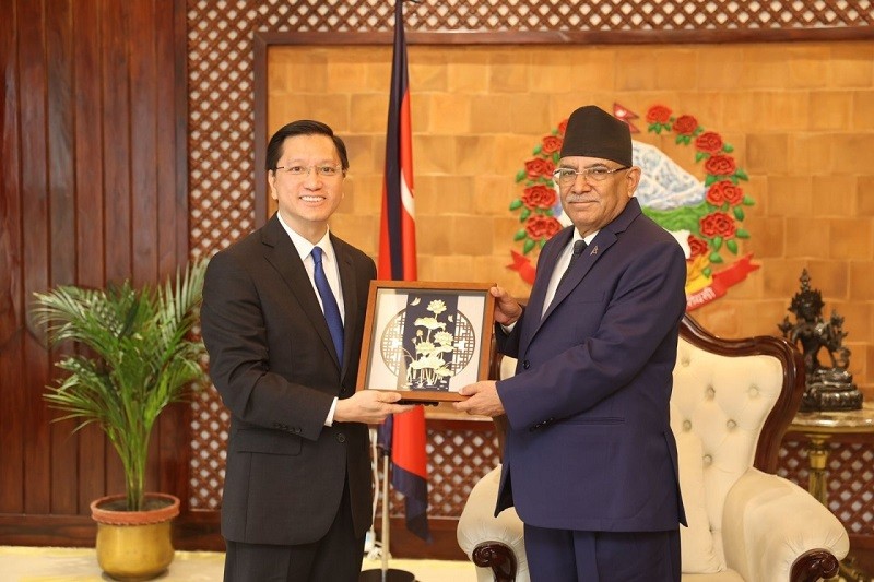 L'ambassadeur Nguyen Thanh Hai rencontre le Premier ministre népalais Pushpa Kamal Dahal (Prachanda). Photo : baoquocte.