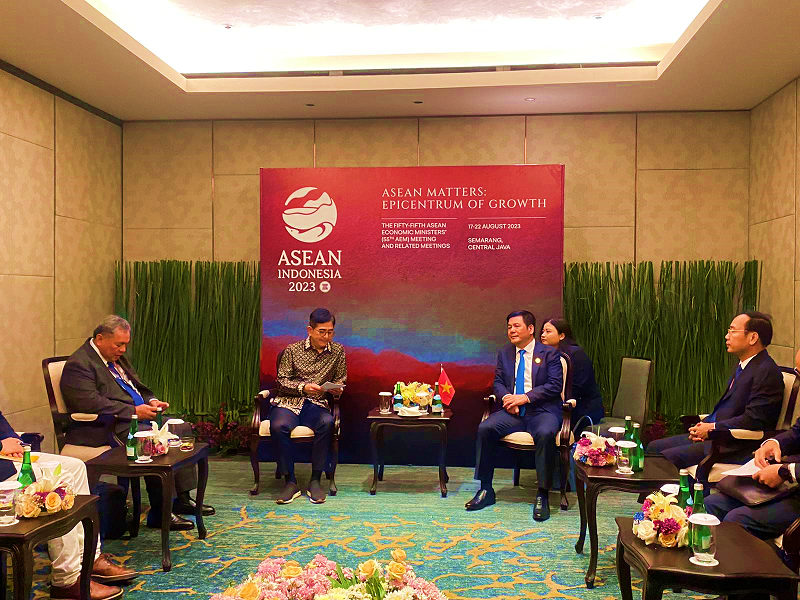 Le ministre vietnamien de l’Industrie et du Commerce, Nguyên Hông Diên, reçoit le président de la KADIN, Arsjad Rasjid. Photo : Congthuong.vn