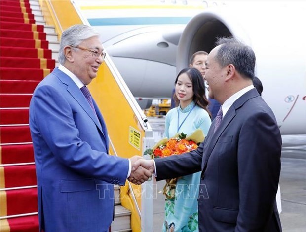 Le Président kazakh Kassym-Jomart Tokayev à sa descente d’avion à l’aéroport international de Nôi Bài, à Hanoi, le 20 août. Photo : VNA