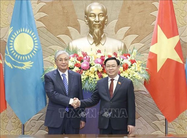 Le Président de l'Assemblée nationale, Vuong Dinh Huê (à droite), et le Président du Kazakhstan, Kassym-Jomart Tokaïev. Photo : VNA.