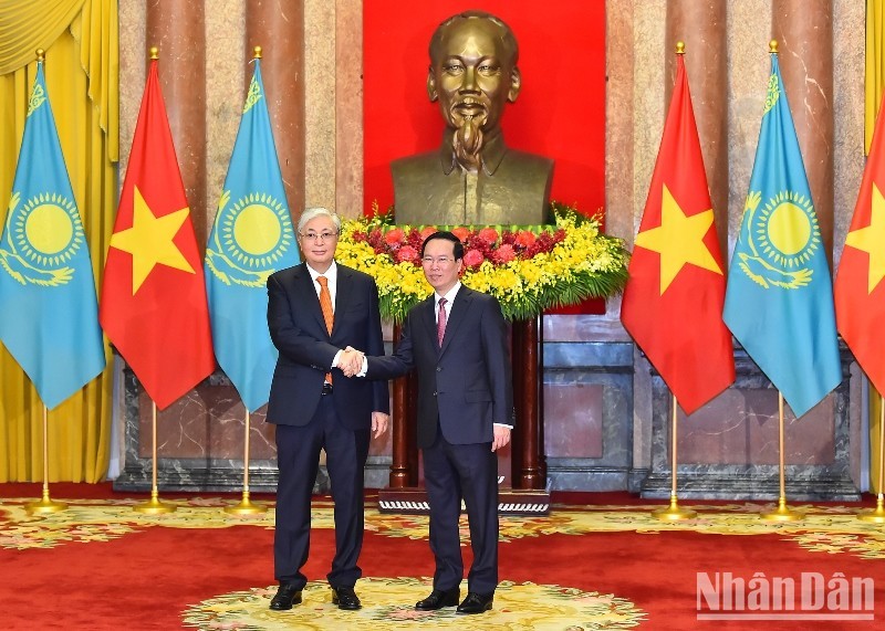 Le Président vietnamien, Vo Van Thuong (à droite), et le Président du Kazakhstan, Kassym-Jomart Tokayev. Photo : NDEL.