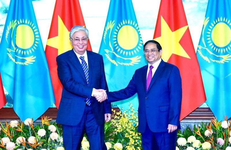 Le Premier ministre vietnamien, Pham Minh Chinh (à droite) et le Président du Kazakhstan, Kassym-Jomart Tokaïev. Photo : NDEL.