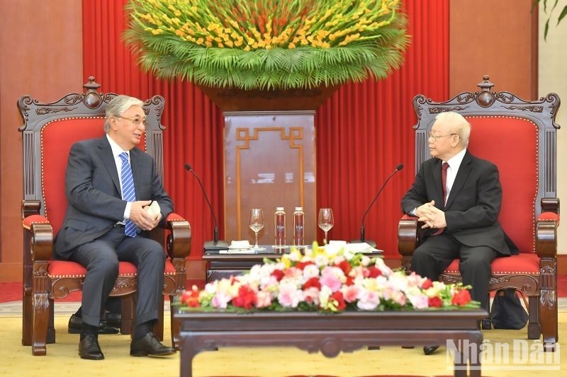  Le Secrétaire général du Parti communiste du Vietnam, Nguyên Phu Trong (à droite) et le Président du Kazakhstan, Kassym-Jomart Tokaïev. Photo : NDEL.
