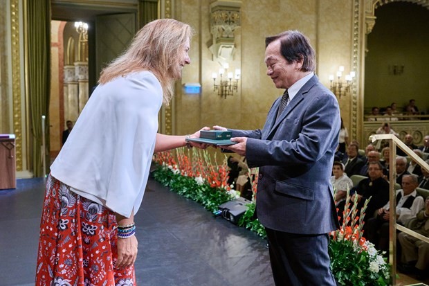 Le professeur Bùi Minh Phong s'est vu décerner la Croix de Chevalier de l’Ordre du Mérite de Hongrie pour ses contributions à la recherche en mathématiques, à la coopération scientifique et à l’éducation. Photo : VNA