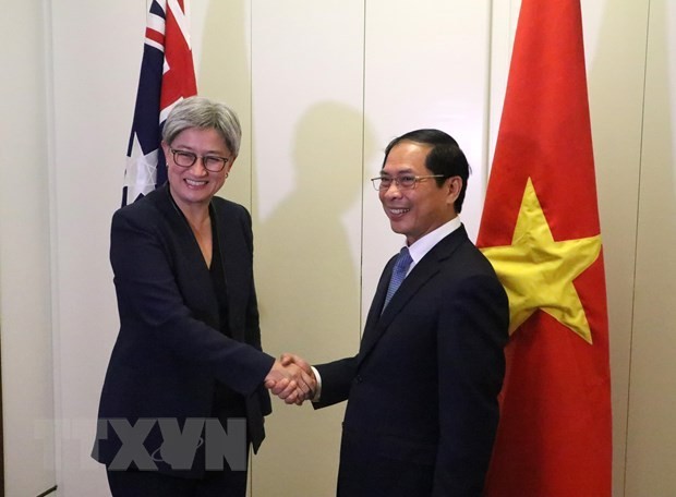 Le ministre vietnamien des Affaires étrangères, Bùi Thanh Son, et la ministre australienne des Affaires étrangères, Penny Wong, lors de leur rencontre en 2022. Photo : VNA.