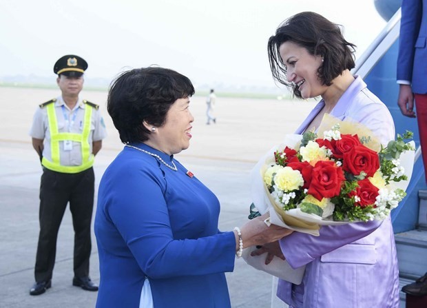 La Présidente du Sénat de Belgique, Stephanie D’Hose, est arrivée le 21 août à l'aéroport de Noi Bai à Hanoï pour une visite officielle au Vietnam. Photo : VNA.