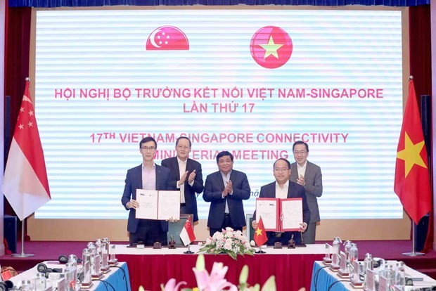 Signature de documents de coopération entre des partenaires vietnamiens et singapouriens. Photo : CPV.