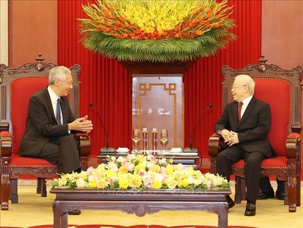  Le Secrétaire général du Parti, Nguyên Phu Trong (à droite), reçoit le Premier ministre singapourien, Lee Hsien Loong. Photo : VNA.