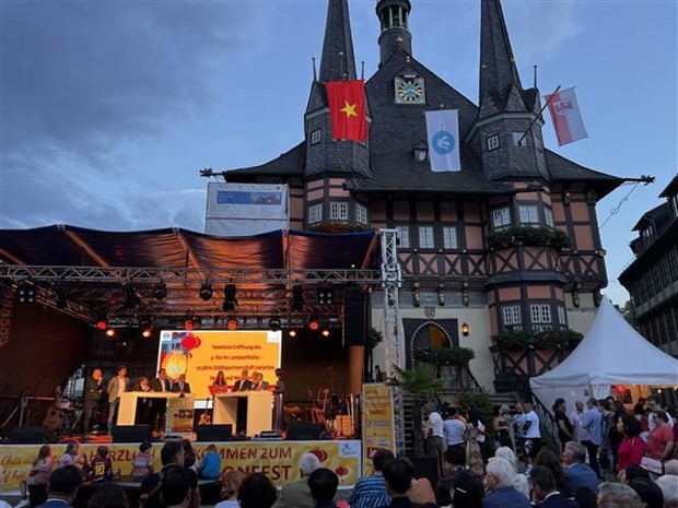 Le drapeau national vietnamien flotte sur le toit de l'hôtel de ville de Wernigerode. Photo: VNA.