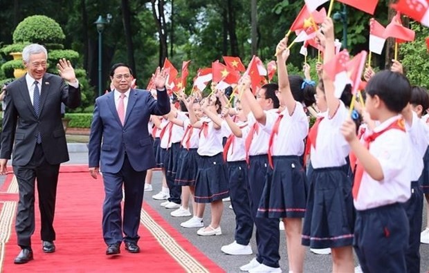 Le Premier ministre Pham Minh Chinh a présidé dans la matinée du 28 août, au Palais présidentiel à Hanoï, une cérémonie d'accueil de son homologue singapourien, Lee Hsien Loong (à gauche). Photo : VNA.