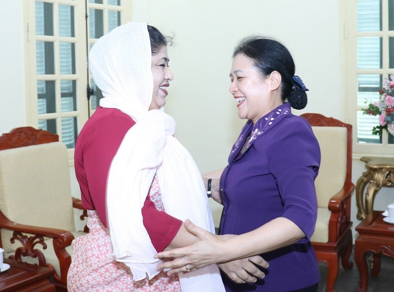  L’ambassadrice Nguyên Phuong Nga (à droite) et Samina Naz, ambassadrice du Bangladesh au Vietnam. Photo : thoidai.com.vn