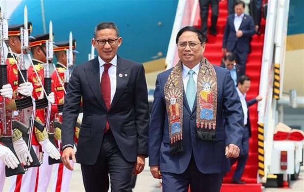 Le Premier ministre vietnamien, Pham Minh Chinh (à droite), est arrivé le 4 septembre à l'aéroport international Soekarno-Hatta, en Indonésie, pour commencer sa participation aux activités dans le cadre du 43e Sommet de l'ASEAN et des réunions connexes. Photo : VNA.